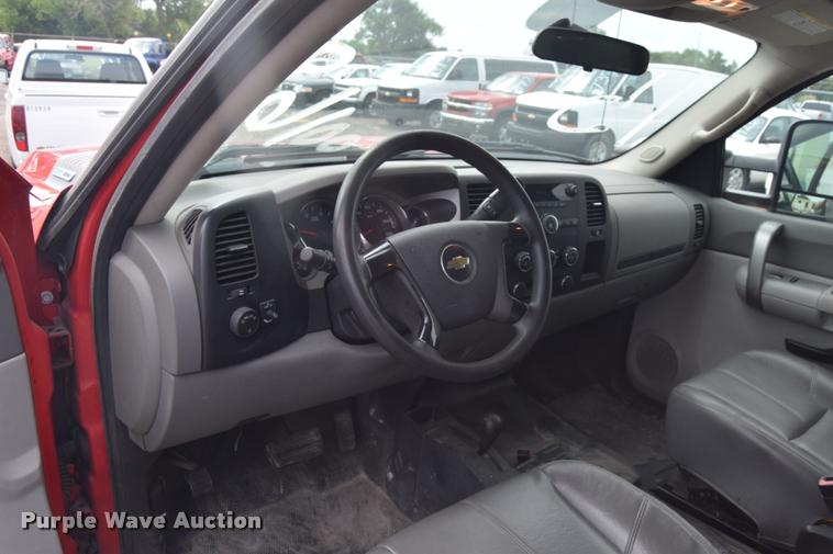 image for item L2504 2008 Chevrolet Silverado 2500HD Crew Cab pickup truck