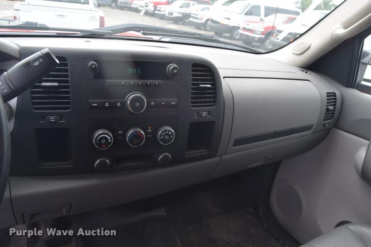 image for item L2504 2008 Chevrolet Silverado 2500HD Crew Cab pickup truck