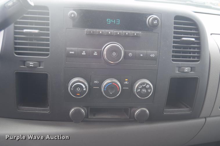 image for item L2504 2008 Chevrolet Silverado 2500HD Crew Cab pickup truck