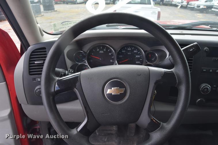 image for item L2504 2008 Chevrolet Silverado 2500HD Crew Cab pickup truck