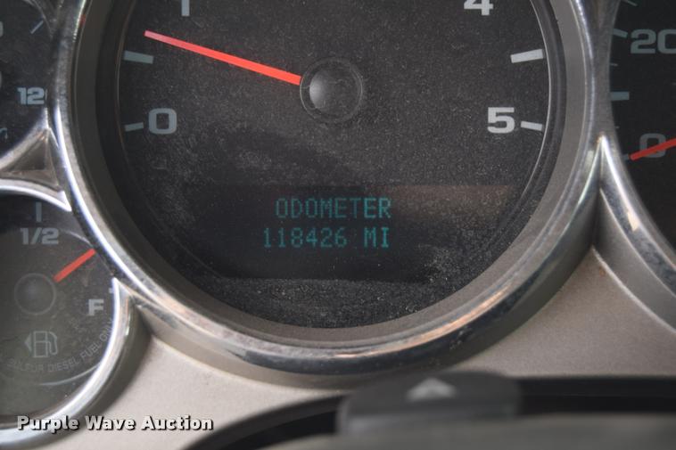 image for item L2504 2008 Chevrolet Silverado 2500HD Crew Cab pickup truck