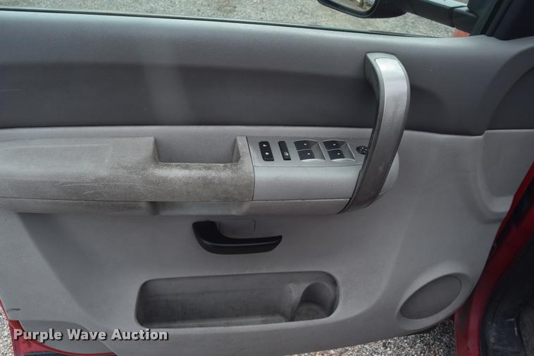 image for item L2504 2008 Chevrolet Silverado 2500HD Crew Cab pickup truck