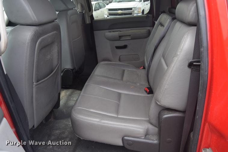 image for item L2504 2008 Chevrolet Silverado 2500HD Crew Cab pickup truck
