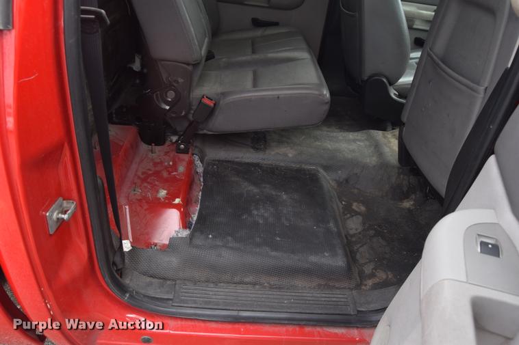 image for item L2504 2008 Chevrolet Silverado 2500HD Crew Cab pickup truck