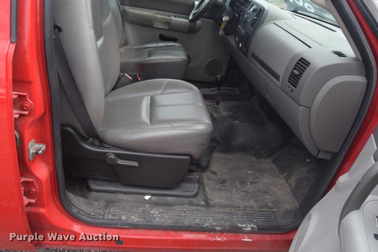 image for item L2504 2008 Chevrolet Silverado 2500HD Crew Cab pickup truck