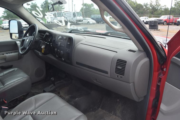 image for item L2504 2008 Chevrolet Silverado 2500HD Crew Cab pickup truck