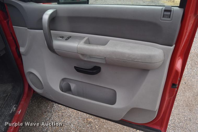 image for item L2504 2008 Chevrolet Silverado 2500HD Crew Cab pickup truck