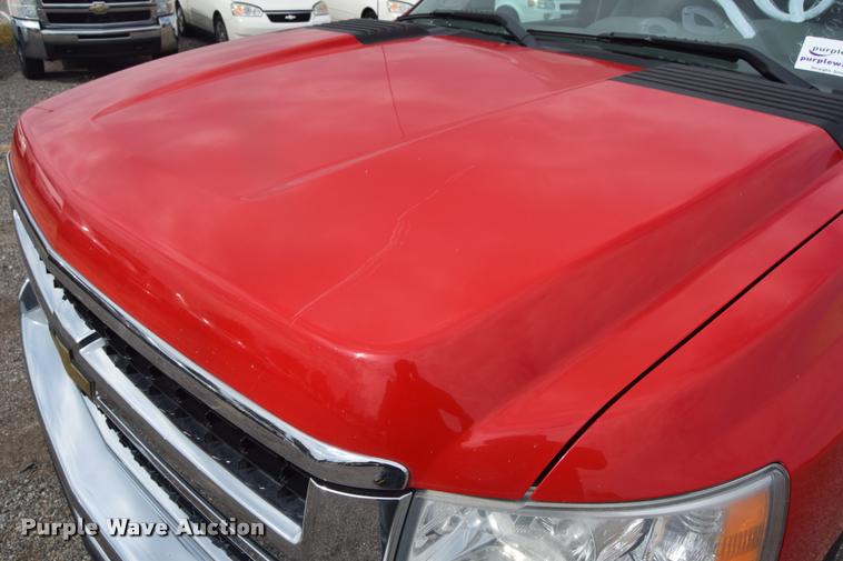 image for item L2504 2008 Chevrolet Silverado 2500HD Crew Cab pickup truck