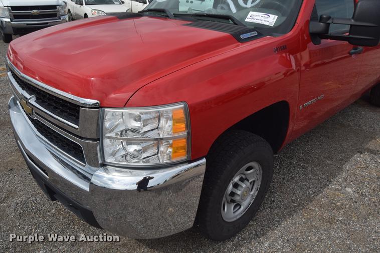image for item L2504 2008 Chevrolet Silverado 2500HD Crew Cab pickup truck