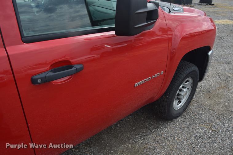 image for item L2504 2008 Chevrolet Silverado 2500HD Crew Cab pickup truck
