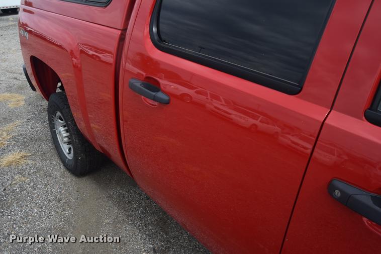 image for item L2504 2008 Chevrolet Silverado 2500HD Crew Cab pickup truck