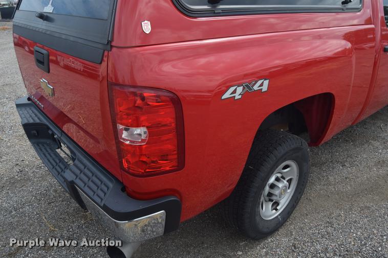 image for item L2504 2008 Chevrolet Silverado 2500HD Crew Cab pickup truck