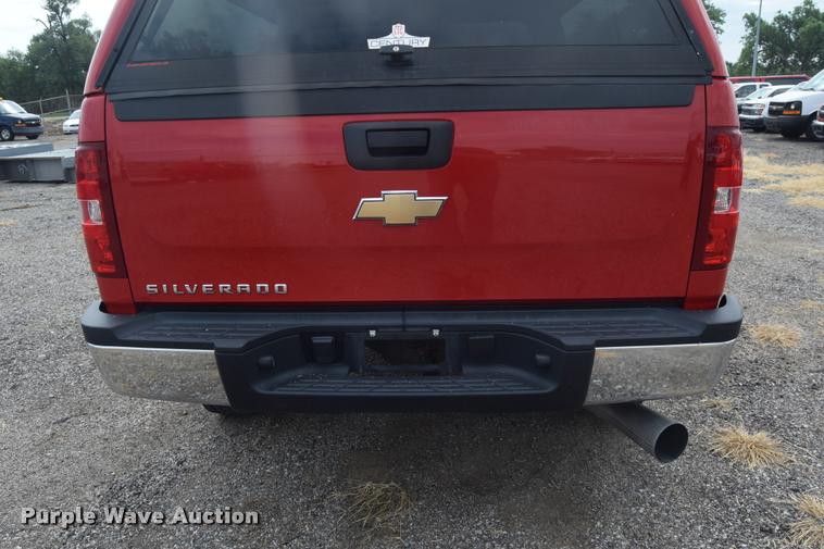 image for item L2504 2008 Chevrolet Silverado 2500HD Crew Cab pickup truck