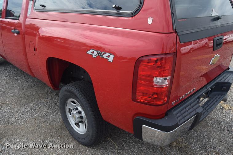 image for item L2504 2008 Chevrolet Silverado 2500HD Crew Cab pickup truck