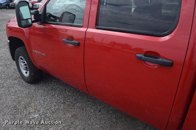 image for item L2504 2008 Chevrolet Silverado 2500HD Crew Cab pickup truck