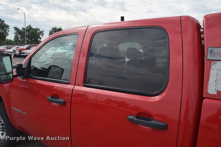 image for item L2504 2008 Chevrolet Silverado 2500HD Crew Cab pickup truck