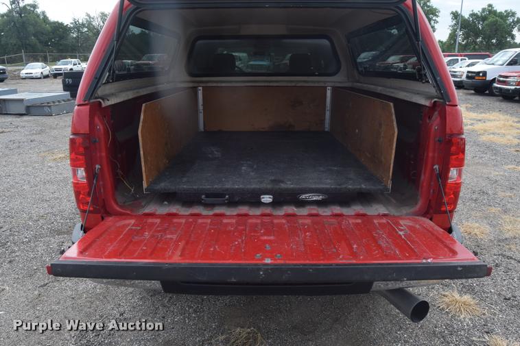 image for item L2504 2008 Chevrolet Silverado 2500HD Crew Cab pickup truck