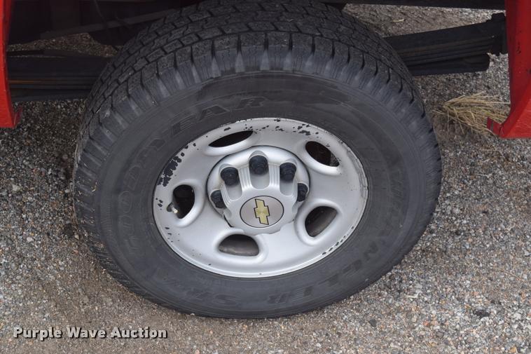 image for item L2504 2008 Chevrolet Silverado 2500HD Crew Cab pickup truck