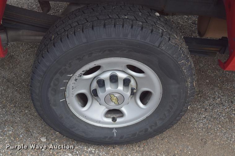 image for item L2504 2008 Chevrolet Silverado 2500HD Crew Cab pickup truck