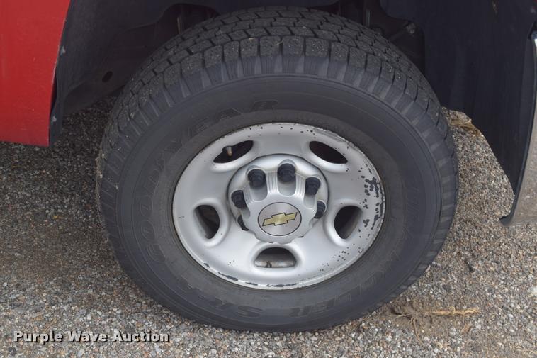 image for item L2504 2008 Chevrolet Silverado 2500HD Crew Cab pickup truck