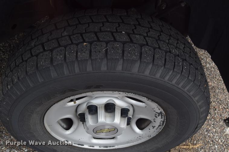 image for item L2504 2008 Chevrolet Silverado 2500HD Crew Cab pickup truck