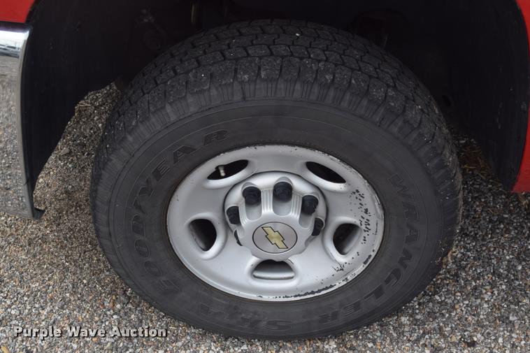 image for item L2504 2008 Chevrolet Silverado 2500HD Crew Cab pickup truck