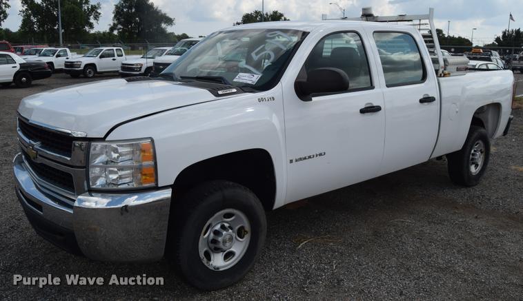 image for item L2508 2007 Chevrolet Silverado 2500HD Crew Cab pickup truck