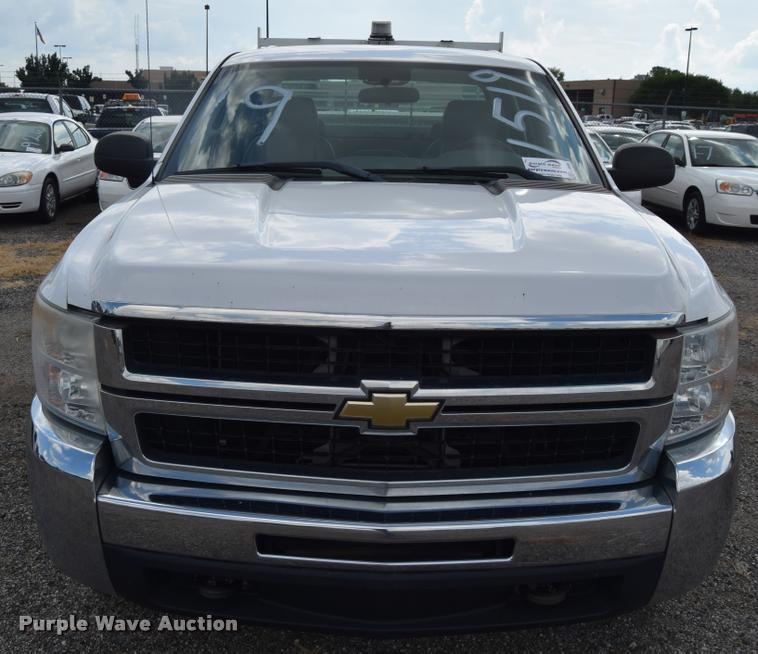 image for item L2508 2007 Chevrolet Silverado 2500HD Crew Cab pickup truck