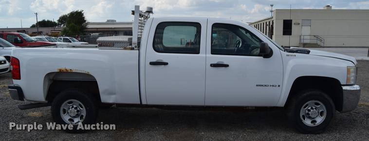 image for item L2508 2007 Chevrolet Silverado 2500HD Crew Cab pickup truck