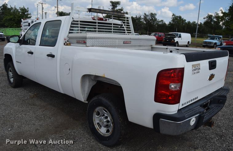 image for item L2508 2007 Chevrolet Silverado 2500HD Crew Cab pickup truck