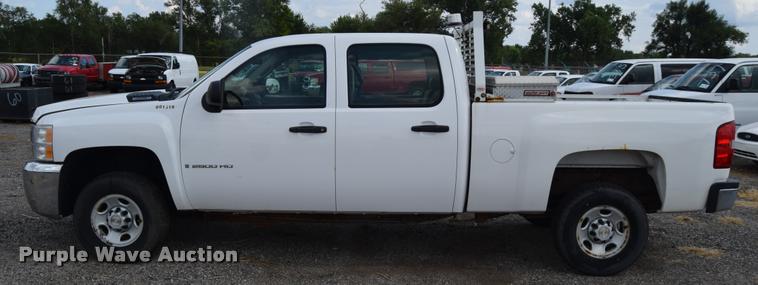 image for item L2508 2007 Chevrolet Silverado 2500HD Crew Cab pickup truck