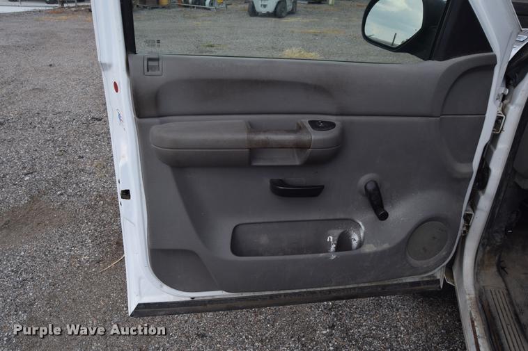 image for item L2508 2007 Chevrolet Silverado 2500HD Crew Cab pickup truck