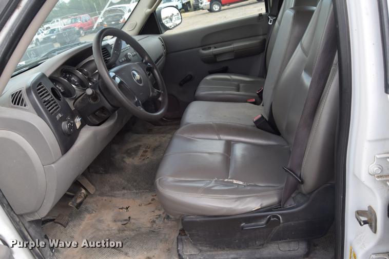 image for item L2508 2007 Chevrolet Silverado 2500HD Crew Cab pickup truck