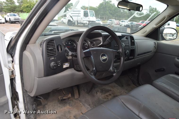 image for item L2508 2007 Chevrolet Silverado 2500HD Crew Cab pickup truck