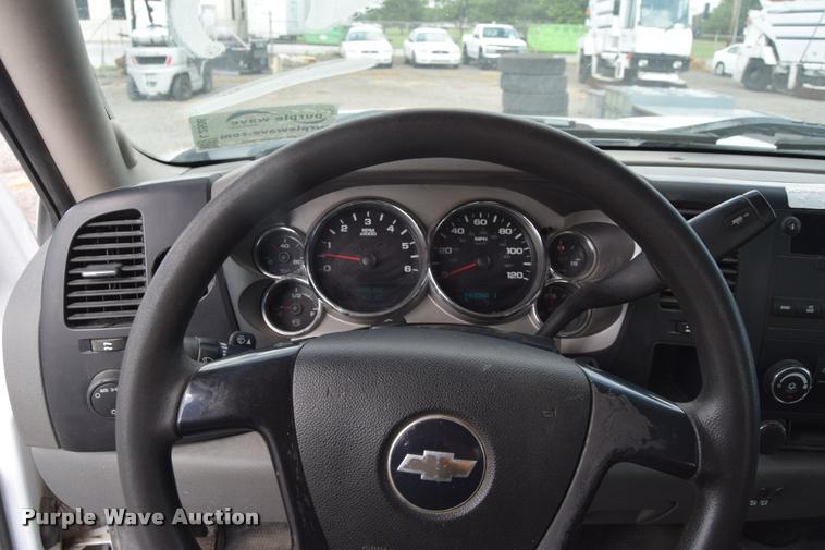 image for item L2508 2007 Chevrolet Silverado 2500HD Crew Cab pickup truck