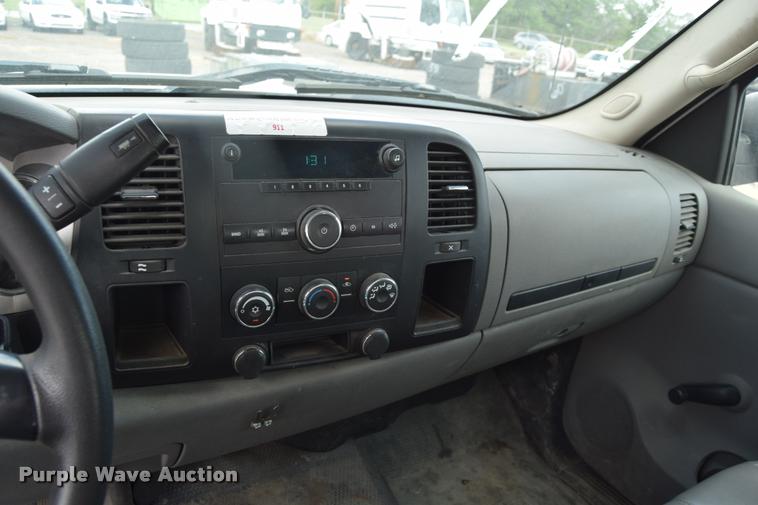 image for item L2508 2007 Chevrolet Silverado 2500HD Crew Cab pickup truck