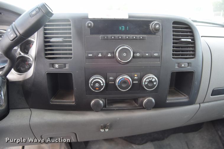 image for item L2508 2007 Chevrolet Silverado 2500HD Crew Cab pickup truck