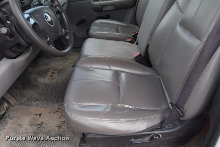 image for item L2508 2007 Chevrolet Silverado 2500HD Crew Cab pickup truck