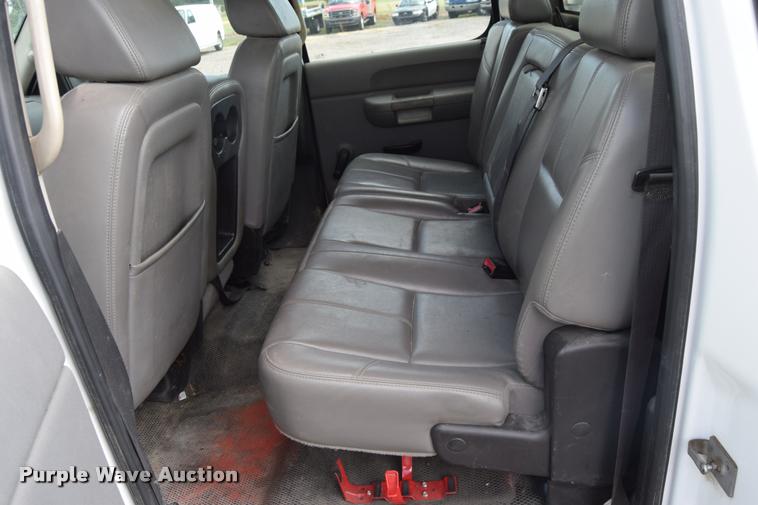 image for item L2508 2007 Chevrolet Silverado 2500HD Crew Cab pickup truck