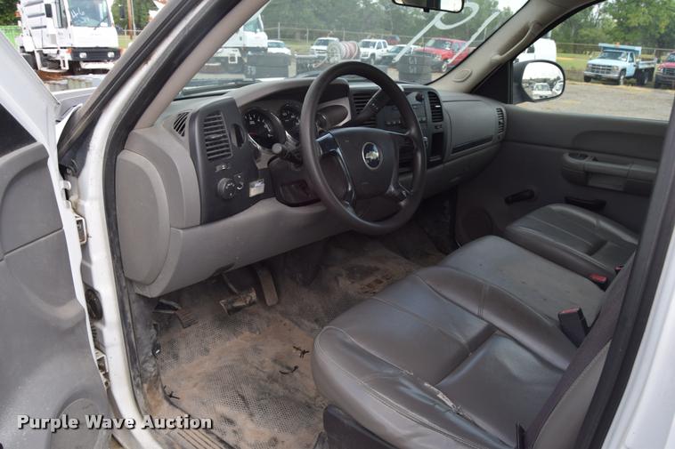 image for item L2508 2007 Chevrolet Silverado 2500HD Crew Cab pickup truck