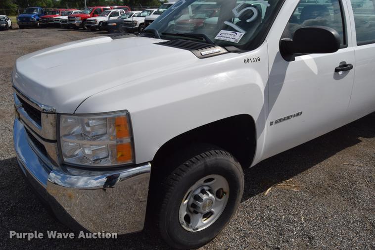 image for item L2508 2007 Chevrolet Silverado 2500HD Crew Cab pickup truck