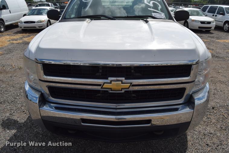 image for item L2508 2007 Chevrolet Silverado 2500HD Crew Cab pickup truck