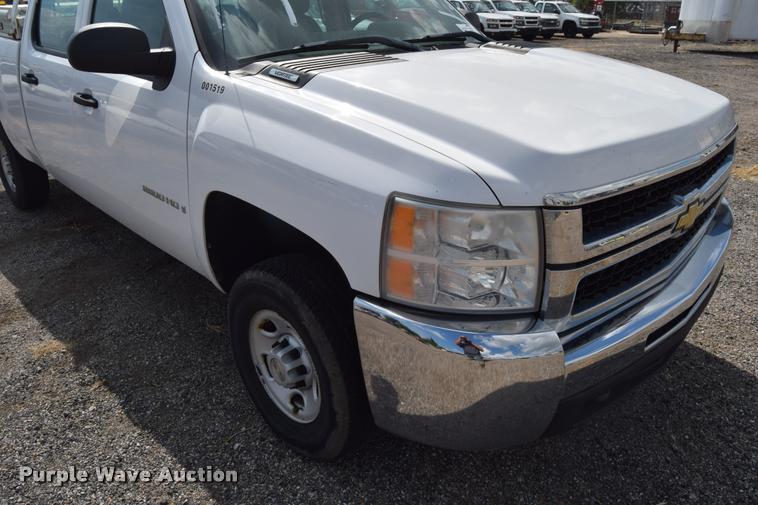 image for item L2508 2007 Chevrolet Silverado 2500HD Crew Cab pickup truck