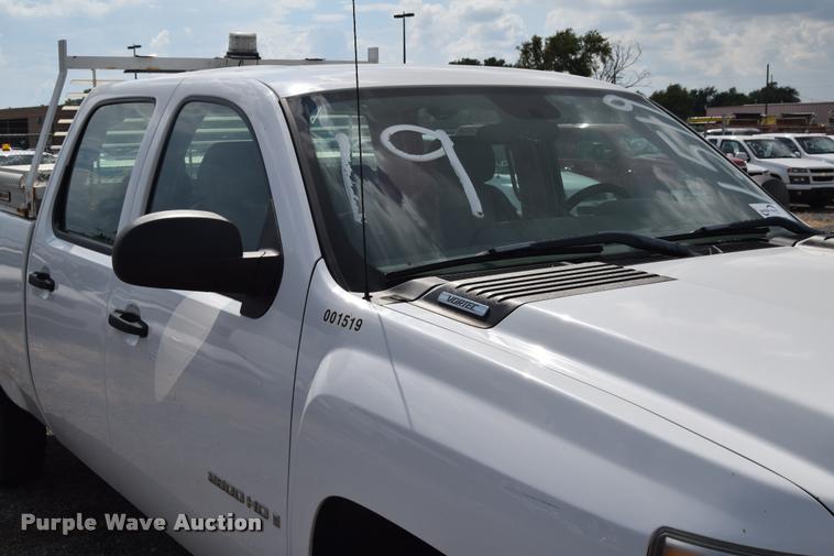image for item L2508 2007 Chevrolet Silverado 2500HD Crew Cab pickup truck