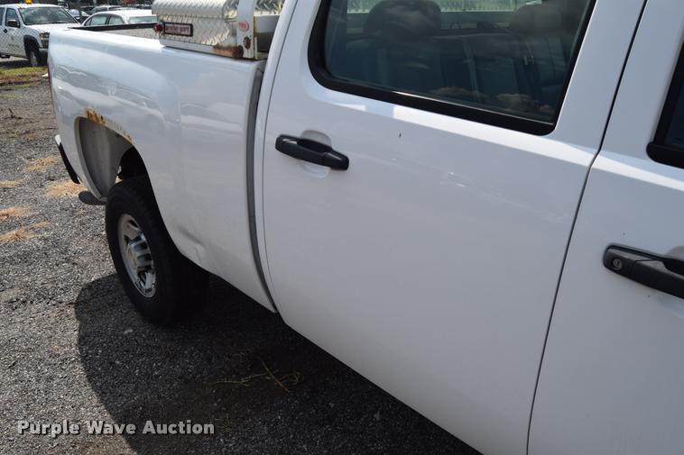 image for item L2508 2007 Chevrolet Silverado 2500HD Crew Cab pickup truck