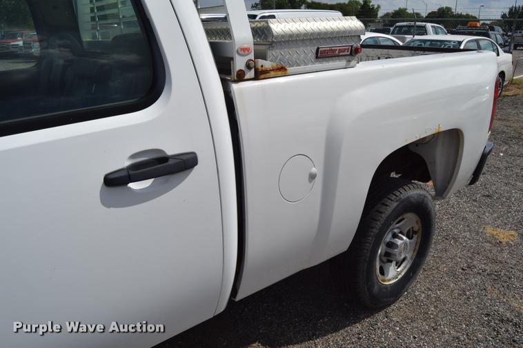 image for item L2508 2007 Chevrolet Silverado 2500HD Crew Cab pickup truck