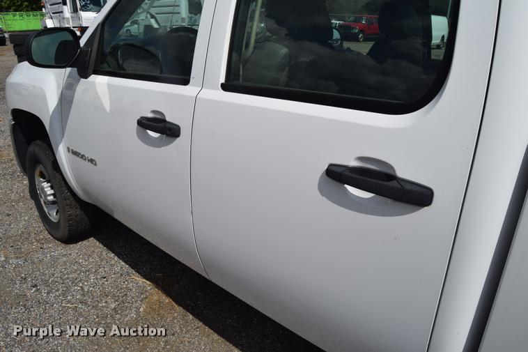 image for item L2508 2007 Chevrolet Silverado 2500HD Crew Cab pickup truck