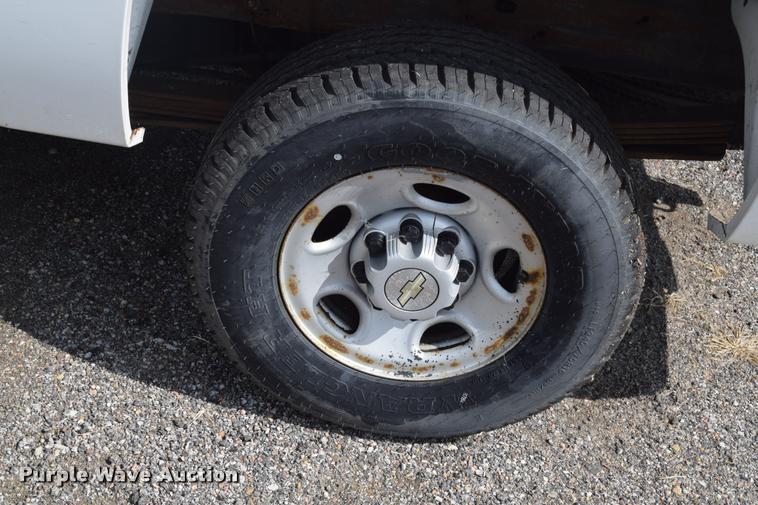 image for item L2508 2007 Chevrolet Silverado 2500HD Crew Cab pickup truck