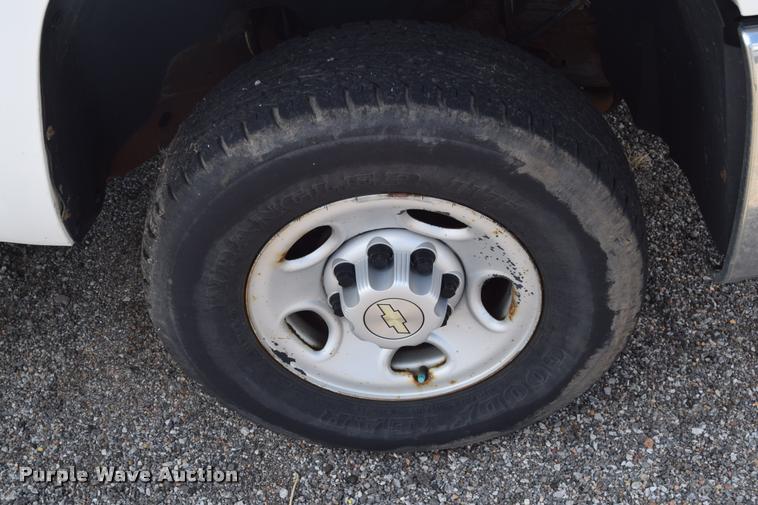 image for item L2508 2007 Chevrolet Silverado 2500HD Crew Cab pickup truck