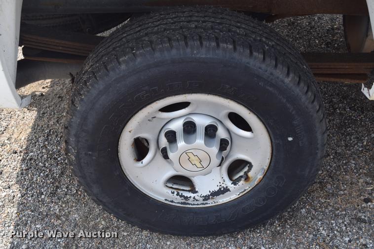 image for item L2508 2007 Chevrolet Silverado 2500HD Crew Cab pickup truck